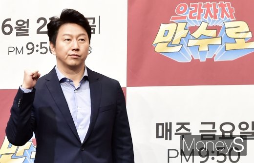 [머니S포토] 주먹 불끈 쥔 김수로, 영국 프로축구 구단주로서의 또다른 삶
