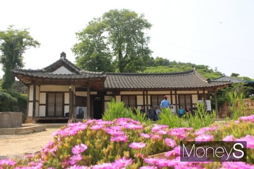 지난 19일 전남 신안군 안좌면 김환기 고택에서 탐방객들이 해설사의 설명을 듣고 있다. /사진=박정웅 기자