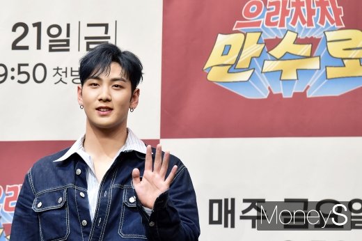 [머니S포토] 뉴이스트 백호, 치명적인 손인사