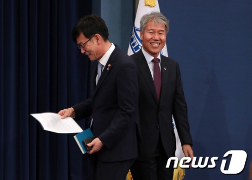 김상조 신임 청와대 정책실장(왼쪽)이 21일 오후 서울 종로구 춘추관에서 취재진에게 인사말을 하기 위해 단상으로 향하고 있다.오른쪽은 김수현 전 정책실장. /사진=뉴스1