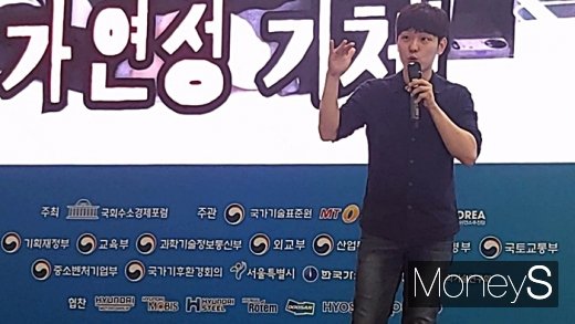 '과학쿠키' 이효종 씨가 DDP에서 열린 '2019 대한민국 수소엑스포' 부대행사에 참여해 수소에너지에 대한 원리를 설명하고 있다. /사진=채성오 기자