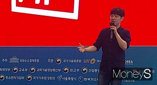 수소에너지에 대한 미래산업 가치에 대해 설명하고 있는 '과학쿠키' 운영자 이효종 씨. /사진=채성오 기자