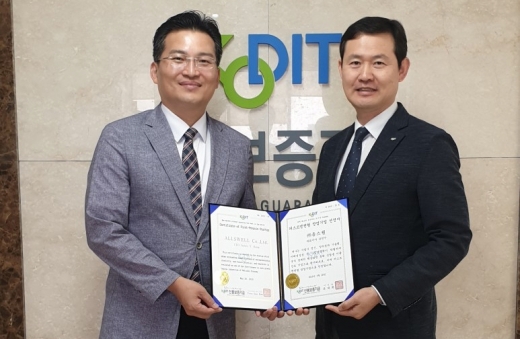 강연수 올스웰 대표(왼쪽)과 김현직 신용보증기금 인천스타트업 지점장. /사진=올스웰