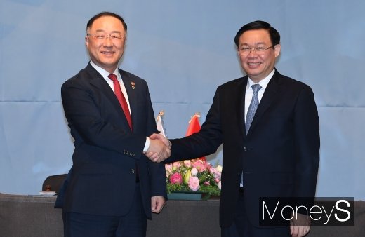 [머니S포토] 악수하는 홍남기 부총리·브엉 딩 후에 베트남 부총리