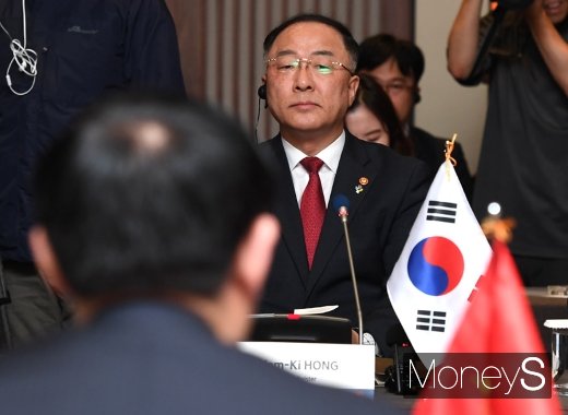 [머니S포토] 모두발언 듣는 홍남기 경제부총리