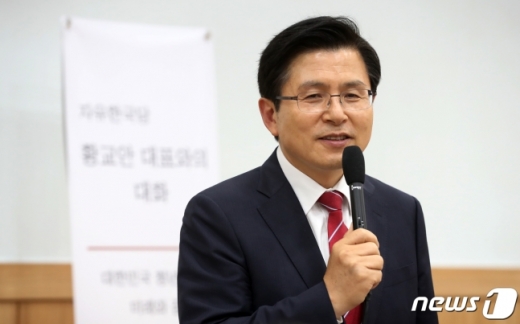 황교안 자유한국당 대표가 20일 오후 서울 용산구 숙명여자대학교에서 '대한민국 청년들의 미래와 꿈'을 주제로 학생들과 대화하고 있다. /사진=뉴스1