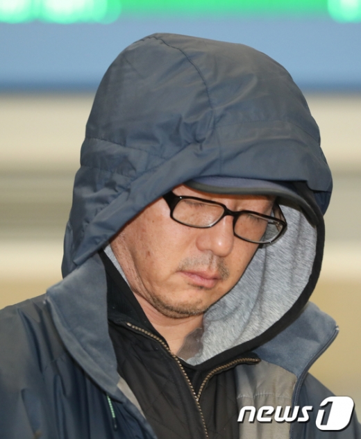 해외 도피 중이던 정태수 전 한보그룹 회장의 넷째 아들 정한근씨(64)씨가 두바이에서 체포돼 22일 인천국제공항을 통해 송환되고 있다. /사진=뉴스1