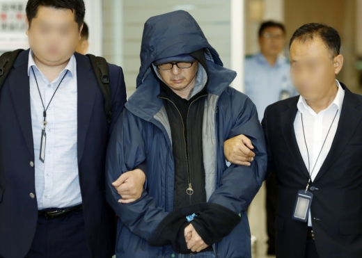 도피 생활 중 해외에서 붙잡힌 한보그룹 정태수 회장의 넷째 아들 정한근 씨가 22일 인천국제공항을 통해 송환되고 있다. /사진=뉴시스 최동준 기자