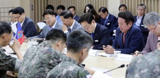 이재명(오른쪽에서 세 번째) 경기도지사, 최대호(두 번째) 안양시장, 남영신 지상작전사령관(육군대장) 등 3개 기관장과 관계자들이 박달동 군부대 탄약고 지중화를 위한 정책간담회에서 의견을 나누고 있다. / 사진제공=안양시