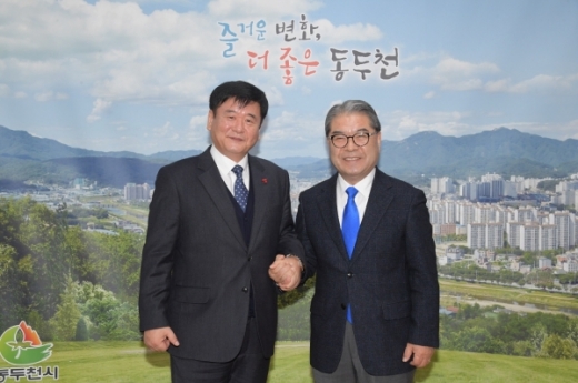 왼쪽부터) 최용덕 동두천시장, 이재정 경기도 교육감. / 사진제공=동두천시