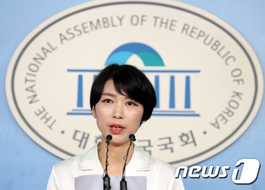 김정화 바른미래당 대변인이 14일 서울 여의도 국회 정론관에서 '하려고 하면 방법이 보이고 하지 않으려고 하면 핑계가 보인다'는 국회 정상화 관련 논평을 하고 있다./사진=뉴스1