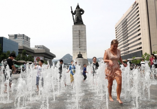 서울 광화문광장 분수대를 찾은 사람들이 물놀이를 하며 즐거운 시간을 보내고 있다. / 사진=머니투데이DB