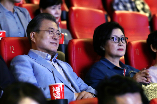 문재인 대통령과 부인 김정숙 여사가 23일 오전 서울 용산구의 한 극장에서 칸 국제영화제 황금종려상을 받은 영화 ‘기생충’을 관람하고 있다./사진=청와대