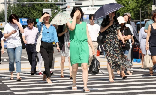 서울 광화문 네거리에 시민들이 출근길 발걸음을 옮기고 있다. / 사진=머니투데이DB