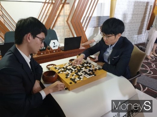 23일 TV바둑아시아선수권 결승에서 맞붙은 딩하오 6단과 신진서 9단(왼쪽부터). /사진=한국기원