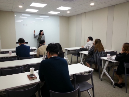 마곡 두산더랜드파크 내 커뮤니티 센터에서 강좌를 하는 모습. /사진=체스터톤스 코리아