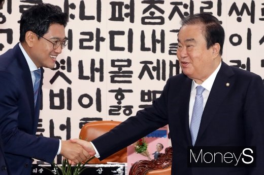 [머니S포토] 인사 나누는 문희상-오신환