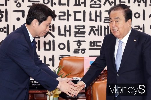 [머니S포토] 이인영 원내대표와 인사 나누는 문희상 의장