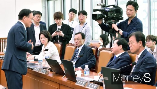 [머니S포토] 한국당 빠진 국회 외통위의 민주당 의원들