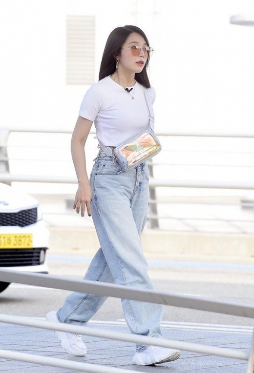 [★공항패션] 정은지, 힙한 감성 돋보이는 여름 데님룩