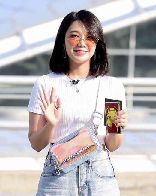 [★공항패션] 정은지, 힙한 감성 돋보이는 여름 데님룩