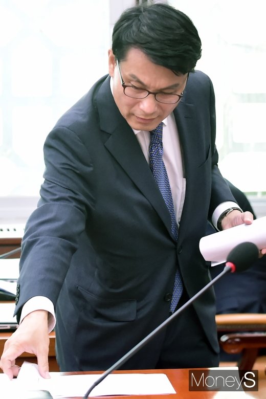 [머니S포토]첫날부터 파행… 자리 뜨는 국회 외통위원장