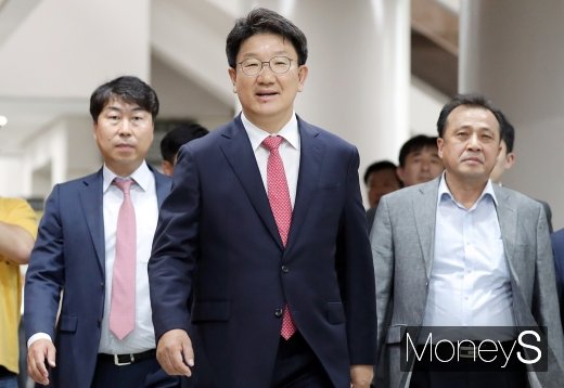[머니S포토] 법원 들어서는 권성동 의원, 재판 결과 주목