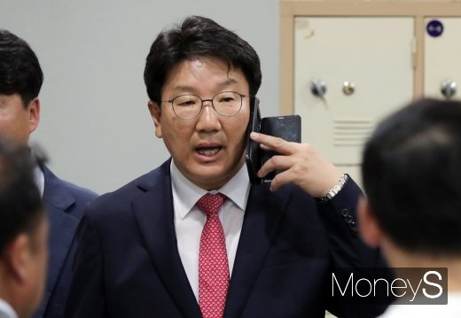 [머니S포토] 전화 통화하는 권성동 의원