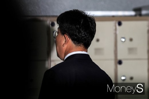 [머니S포토] 법정 들어서는 권성동 의원 뒷모습