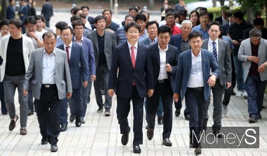 [머니S포토] 지지자들과 함께 법원 들어서는 권성동