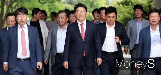 [머니S포토] 1심 선고 권성동, 수많은 지지자들과 함께