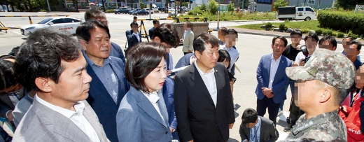 자유한국당 북한 선박 삼척항 입항 은폐 조작 진상조사단이 지난달 24일 강원도 동해시 해군 제1함대사령부 앞에서 북한 목선의 현재 상태를 묻고 있다. /사진=머니투데이 김경목 기자