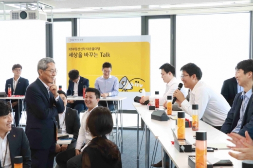 윤종규 KB금융그룹 회장이 5월 KB부동산신탁 본점에서 개최된 타운홀미팅에서 직원의 질문에 미소를 짓고 있다./사진=KB금융