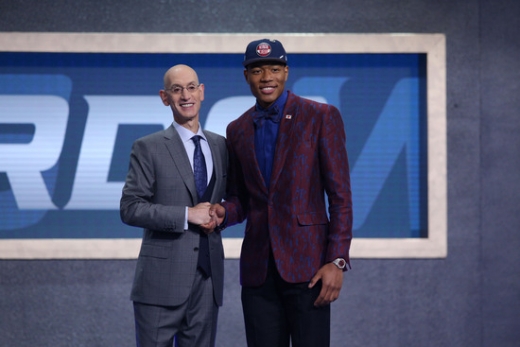 일본을 방문 중인 스테판 커리가 지난 21일(한국시간) 2019 NBA 신인 드래프트에서 전체 9순위로 지명된 루이 하치무라(오른쪽)를 향해 기대감을 드러냈다. /사진=로이터