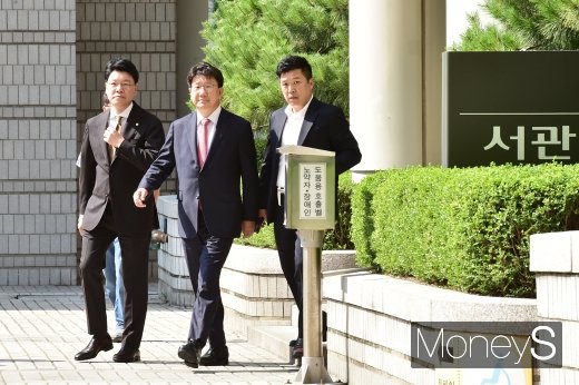 [머니S포토] 무죄 선고 받고 법정 나서는 권성동 의원