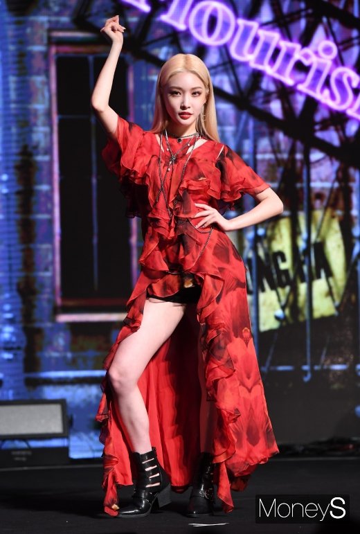 [머니S포토] 청하 '각선미 살린 포즈'