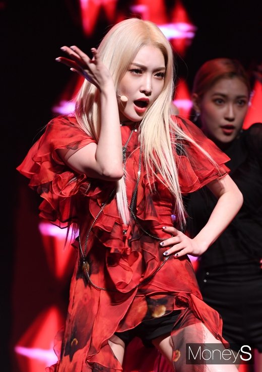 [머니S포토] 청하 '무대 장악하는 섹시미'