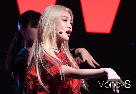 [머니S포토] 청하 '유혹의 손짓'
