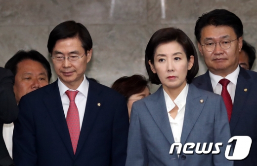 나경원 자유한국당 원내대표가 24일 서울 여의도 국회에서 열린 의원총회에 참석하고 있다. /사진=뉴스1 