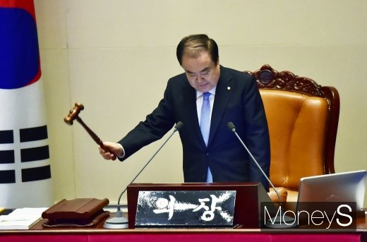 [머니S포토] 탕탕탕! 시작된 1차 본회의, 자한당 결국 불참