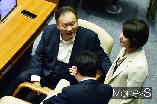 [머니S포토] 의견 나누는 이상민 사개특위 위원장