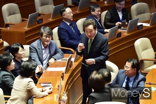 [머니S포토] 한국당 불참한 국회에서 의견 나누는 이낙연 총리