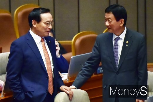 [머니S포토] 대화 나누는 진영-김중로