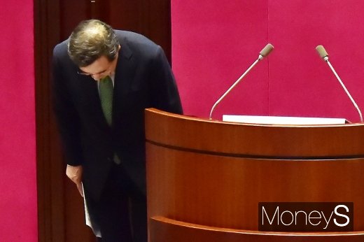 [머니S포토] 추경안 시정 연설 앞서 국민 앞 고개숙인 이낙연 총리