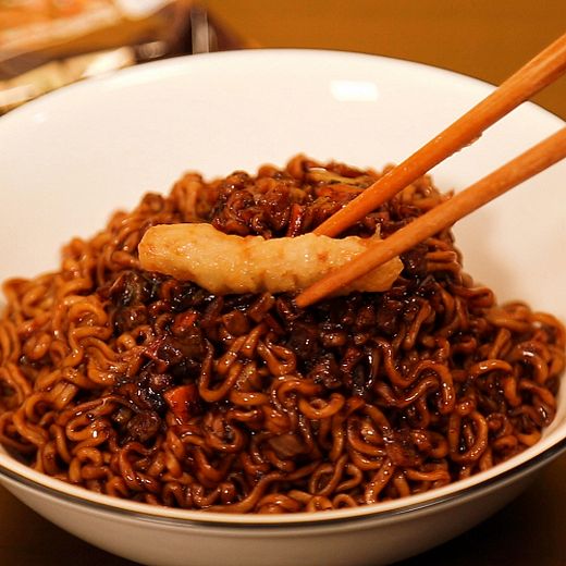 오뚜기, 직화로 볶아 맛과 향이 살아있는 ‘짜장면’ 새로나왔어요