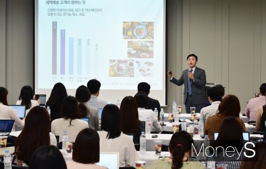 [머니S포토] 마켓컬리 게 섯거라, 새벽배송 서비스 시작한 SSG닷컴