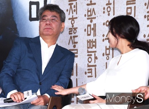 [머니S포토] 눈물 흘리는 조철현 감독 위로하는 전미선