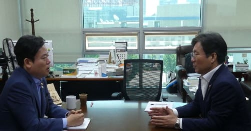 송갑석 국회의원이 25일 오전 성윤모 산업통상자원부 장관을 만나 내년도 광주광역시 국비확보와 관련해 추진상황을 논의하고 있다/사진제공=송갑석 국회의원실