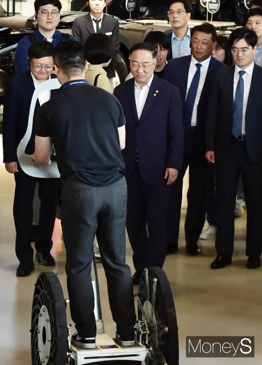 [머니S포토] 봐도 봐도 신기한 퍼스널모빌리티