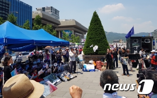 대한애국당 지지자들이 25일 서울 광화문광장에 텐트를 재설치하고 집회를 이어가고 있다. /사진=뉴스1